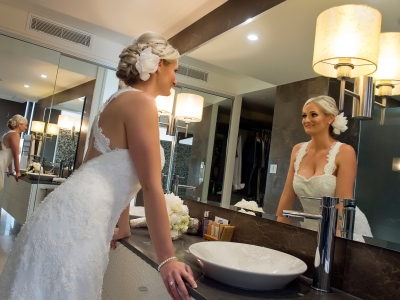 gold-coast-Bride-in-mirror