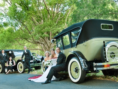 vintage-car-bridal-party