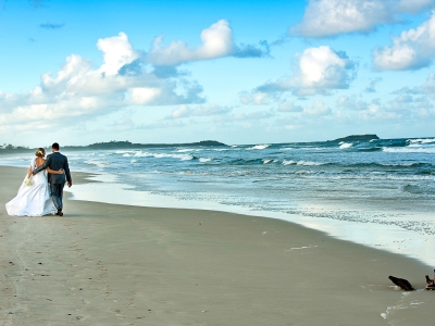 wedding-beach-walk
